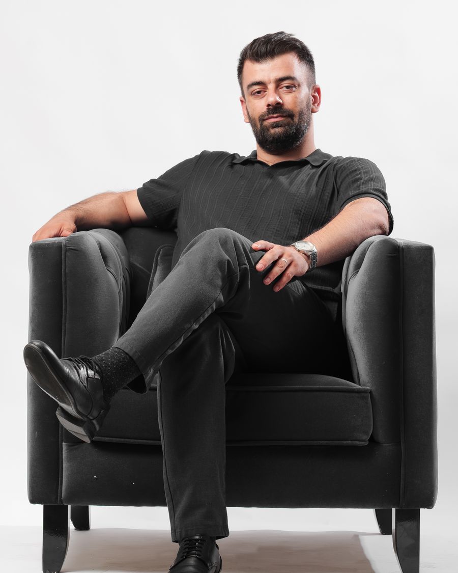 Enes Bayrak ayakta, siyah ceketle