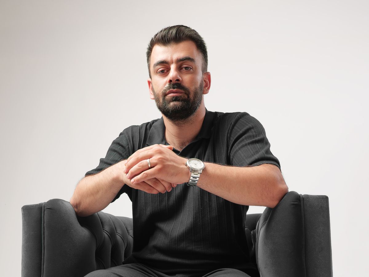 Enes Bayrak koltukta, elleri kenetli
